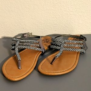 NWOT Daisy Fuentes Flip Flops